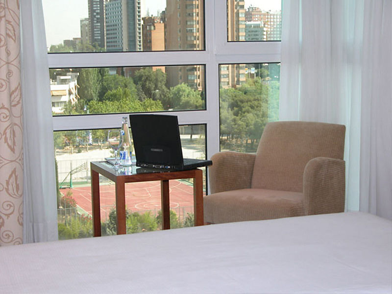 Ilunion Pio XII Hotel Madrid Bagian luar foto